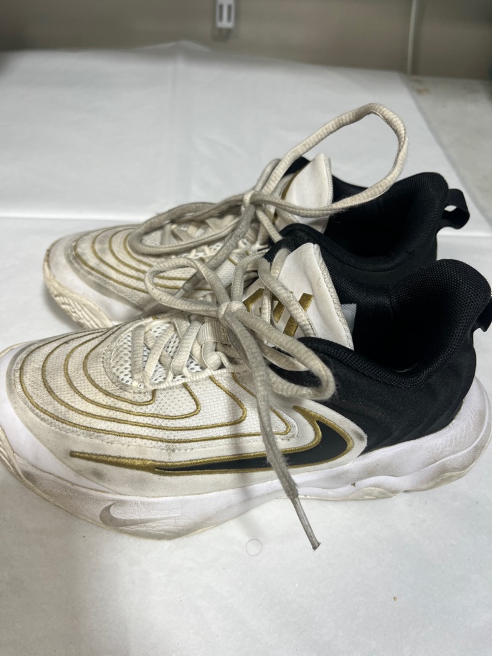 Nike Boys White, Black & Gold Basketball Sneakers Size 1.5